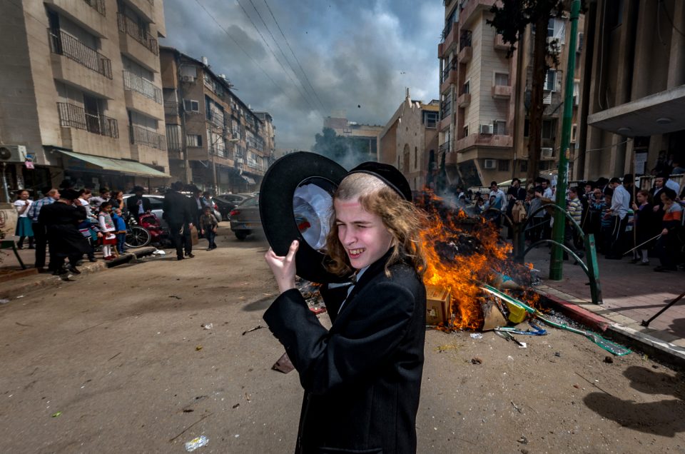 BOY_FIREcIlanburla street photography israel